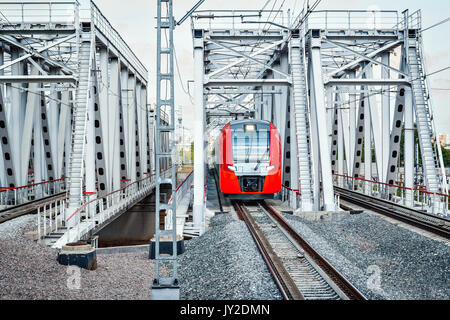 Highspeed Zug bewegt sich in Richtung. Stockfoto