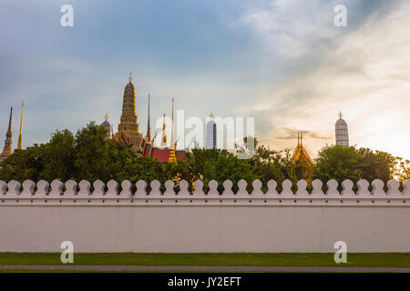 Gelber Himmel über Wat Pha Kaew. Der Tempel des Smaragd Buddha und Grand Palace. Lage der bleibt seine Majestät König Bhumibol Adulyadej Seine Majestät K Stockfoto