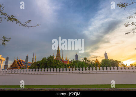 Gelber Himmel über Wat Pha Kaew. Der Tempel des Smaragd Buddha und Grand Palace. Lage der bleibt seine Majestät König Bhumibol Adulyadej Seine Majestät K Stockfoto