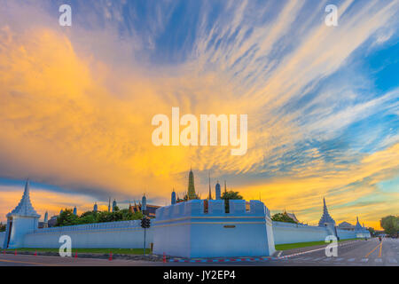 Gelber Himmel über Wat Pha Kaew. Der Tempel des Smaragd Buddha und Grand Palace. Lage der bleibt seine Majestät König Bhumibol Adulyadej Seine Majestät K Stockfoto