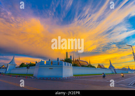 Gelber Himmel über Wat Pha Kaew. Der Tempel des Smaragd Buddha und Grand Palace. Lage der bleibt seine Majestät König Bhumibol Adulyadej Seine Majestät K Stockfoto