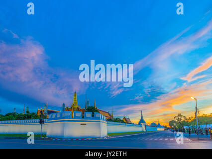 Gelber Himmel über Wat Pha Kaew. Der Tempel des Smaragd Buddha und Grand Palace. Lage der bleibt seine Majestät König Bhumibol Adulyadej Seine Majestät K Stockfoto