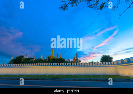 Gelber Himmel über Wat Pha Kaew. Der Tempel des Smaragd Buddha und Grand Palace. Lage der bleibt seine Majestät König Bhumibol Adulyadej Seine Majestät K Stockfoto