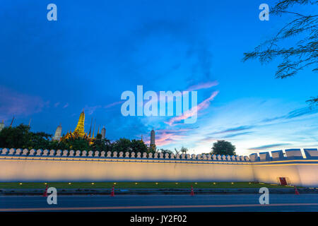 Gelber Himmel über Wat Pha Kaew. Der Tempel des Smaragd Buddha und Grand Palace. Lage der bleibt seine Majestät König Bhumibol Adulyadej Seine Majestät K Stockfoto