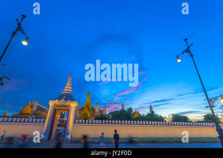 Gelber Himmel über Wat Pha Kaew. Der Tempel des Smaragd Buddha und Grand Palace. Lage der bleibt seine Majestät König Bhumibol Adulyadej Seine Majestät K Stockfoto