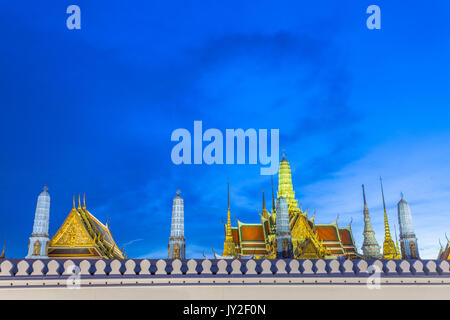 Gelber Himmel über Wat Pha Kaew. Der Tempel des Smaragd Buddha und Grand Palace. Lage der bleibt seine Majestät König Bhumibol Adulyadej Seine Majestät K Stockfoto