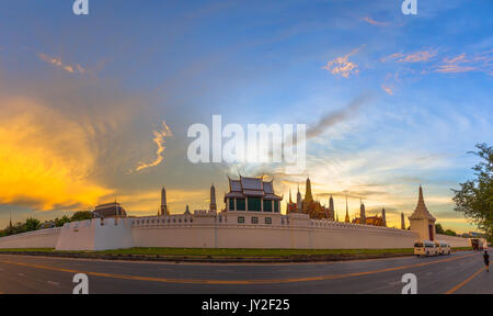 Gelber Himmel über Wat Pha Kaew. Der Tempel des Smaragd Buddha und Grand Palace. Lage der bleibt seine Majestät König Bhumibol Adulyadej Seine Majestät K Stockfoto