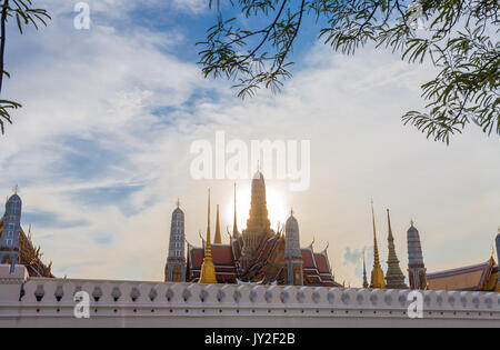 Gelber Himmel über Wat Pha Kaew. Der Tempel des Smaragd Buddha und Grand Palace. Lage der bleibt seine Majestät König Bhumibol Adulyadej Seine Majestät K Stockfoto