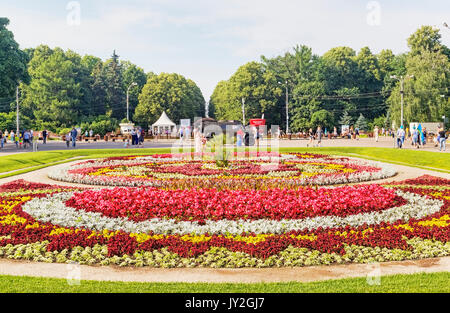 Moskau, Russische Föderation - August 2, 2017: Sokolniki Park mit Leute, Touristen und Seemänner der Marine genießen Sie den Sommer Tag Stockfoto