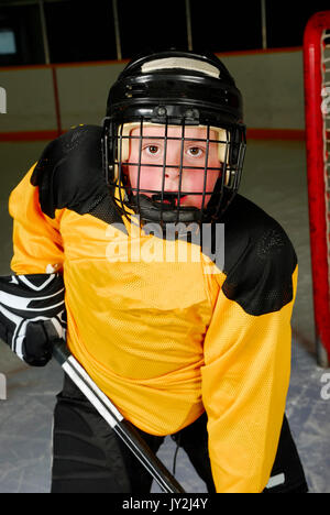 Nahaufnahme eines peewee Hockey Spieler in seiner Maske. Stockfoto