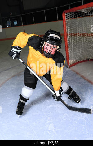 7 Jahre alten Hockeyspieler in Uniform. Stockfoto