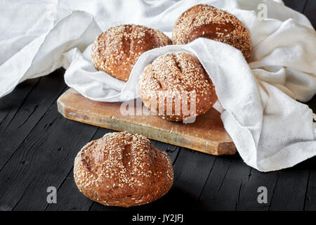 Vollkornbrot mit Samen auf Holz Küche. Stockfoto