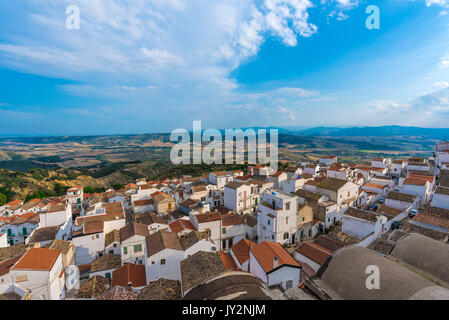 Pisticci (Matera, Italien) - eine weiße Stadt an der Badlands Hügeln, in der Provinz von Matera, Basilikata, Süditalien Stockfoto