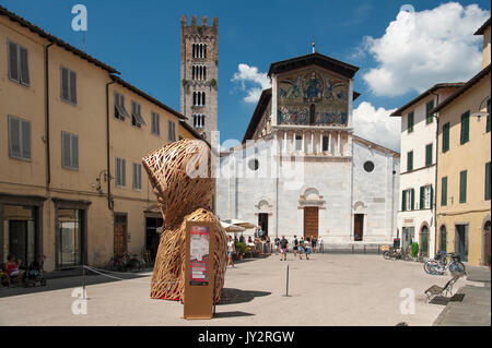 Golden romanische Mosaiken die Himmelfahrt Christi, des Erlösers von Berlinghiero Berlinghieri auf der Fassade der Basilika di San Frediano an der Piazza San Frediano Stockfoto