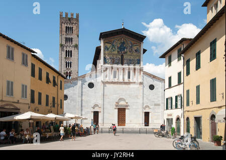 Golden romanische Mosaiken die Himmelfahrt Christi, des Erlösers von Berlinghiero Berlinghieri auf der Fassade der Basilika di San Frediano an der Piazza San Frediano Stockfoto