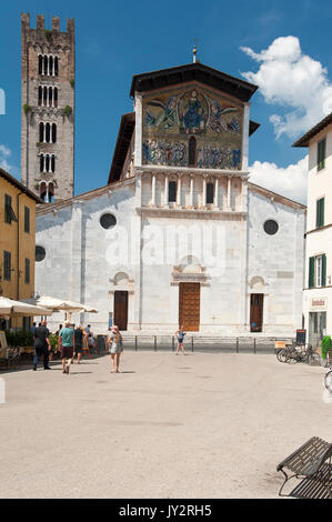 Golden romanische Mosaiken die Himmelfahrt Christi, des Erlösers von Berlinghiero Berlinghieri auf der Fassade der Basilika di San Frediano an der Piazza San Frediano Stockfoto