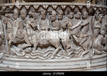 Romanische Taufstein in der Basilika di San Frediano an der Piazza San Frediano in Lucca, Toskana, Italien. 3. August 2016 © wojciech Strozyk/Alamy Stock Stockfoto