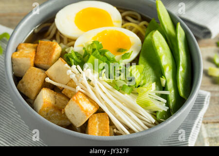 Hausgemachte japanische Vegan Tofu Ramen Nudeln mit Ei und Pilze Stockfoto