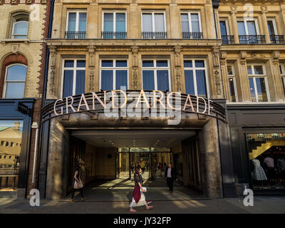 Grand Arcade Cambridge - Eingang zum Einkaufszentrum Grand Arcade in St Andrews Street, central Cambridge Großbritannien Stockfoto