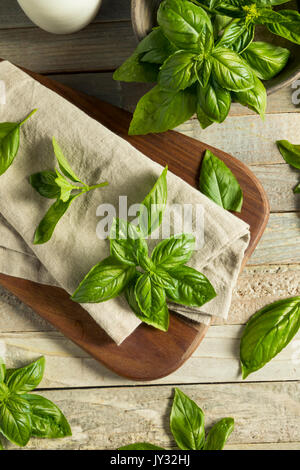 Raw Green Bio Basilikum Bereit zum Kochen Stockfoto