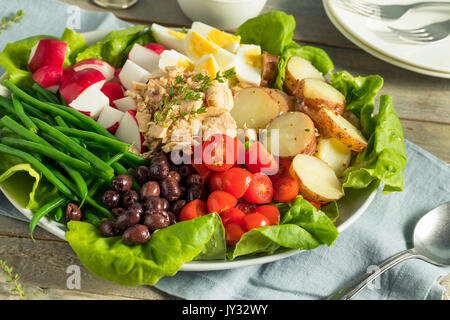Hausgemachte französische Salat Nicoise mit Thunfisch, Ei, Kartoffeln und grüne Bohnen Stockfoto