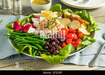 Hausgemachte französische Salat Nicoise mit Thunfisch, Ei, Kartoffeln und grüne Bohnen Stockfoto