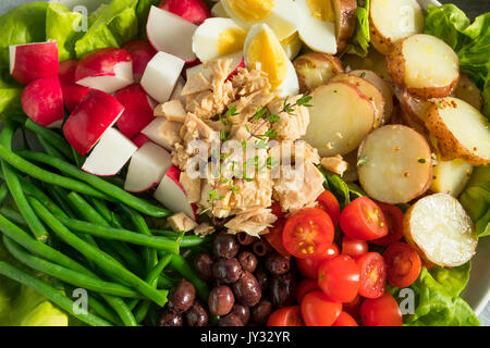 Hausgemachte französische Salat Nicoise mit Thunfisch, Ei, Kartoffeln und grüne Bohnen Stockfoto