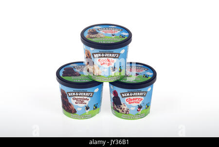 Töpfe von Ben & Jerry's Ice Cream auf weißem Hintergrund, isolieren. USA Stockfoto