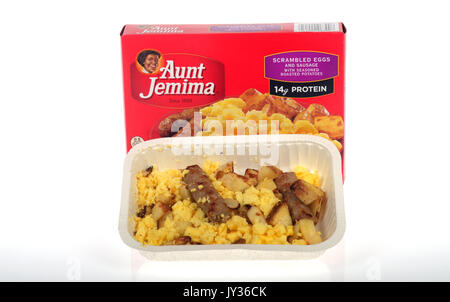 Fach der microwaved Aunt Jemima Frozen Frühstück mit Rührei, Würstchen und Bratkartoffeln mit Verpackung auf weißem Hintergrund. USA Stockfoto