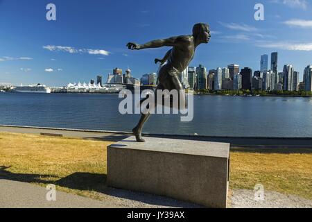 Harry Jerome Seawall Runner Outdoor-Skulptur von Jack Harman. Stanley Park und Vancouver City Centre Downtown Skyline British Columbia Kanada Stockfoto