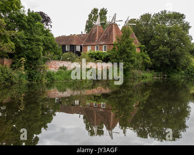 Oast Häuser am Ufer des Flusses Medway an Yalding, Kent, Großbritannien Stockfoto