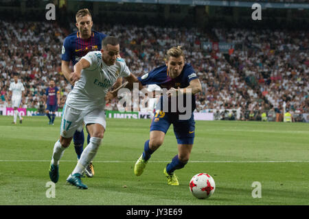 Madrid, Spanien. 16 Aug, 2017. Lucas Vazquez (L) kämpft whit Deulofeu (R). Quelle: Jorge Gonzalez/Pacific Press/Alamy leben Nachrichten Stockfoto