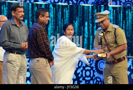 Kolkata, Indien. 17 Aug, 2017. West Bengal Chief Minister Mamata Banerjee (in der Mitte) während der Kolkata Polizei Programm Jai Ho. Credit: Saikat Paul/Pacific Press/Alamy leben Nachrichten Stockfoto