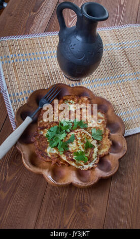 Kabak Mucver - Türkische verzetteln, ähnlich wie ein Pfannkuchen, aus geriebenen Zucchini, Zucchini und Kartoffeln, Ei, Zwiebel, Dill, Käse und Mehl gemacht. Stockfoto