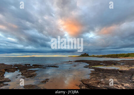 Bamburgh Castle Sonnenaufgang auf der Küste von Northumberland Stockfoto