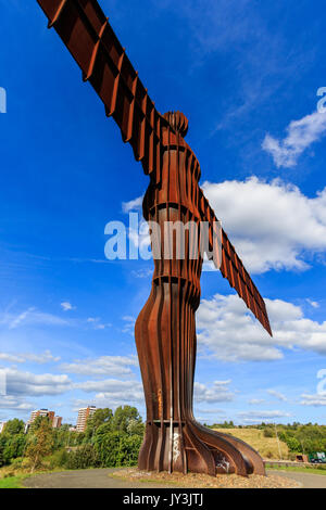 Blick auf den Engel des Nordens Statue mit blauem Himmel und weißen Wolken. Stockfoto