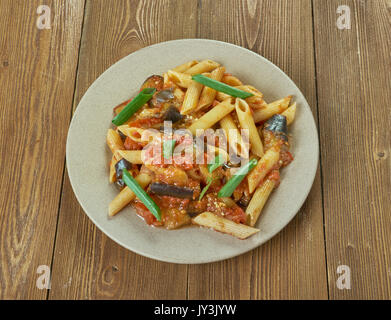 Pasta alla Norma. Penne mit Auberginen und Tomaten close-up Stockfoto