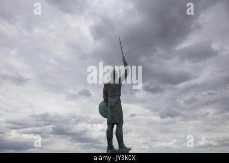 Eine Statue von Byrhtnoth Silhouette gegen den Himmel, bei Maldon, Essex. Stockfoto