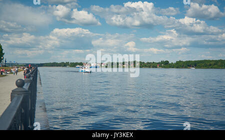 Boot an der Wolga, Stadt Jaroslawl. Goldener Ring Russlands Stockfoto