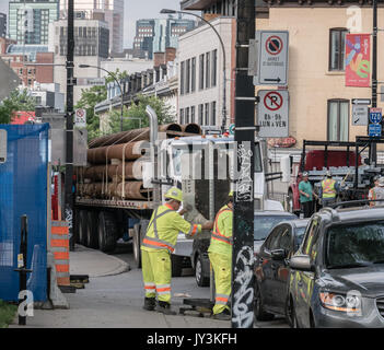 Bauarbeiter einrichten Verkehrssicherheit Schildern an einer belebten Kreuzung in Montreal Stockfoto