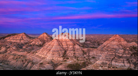 Panorama der Sonnenaufgang über Heuhaufen Buttes in der Terry Badlands in der Nähe von Terry, Montana Stockfoto