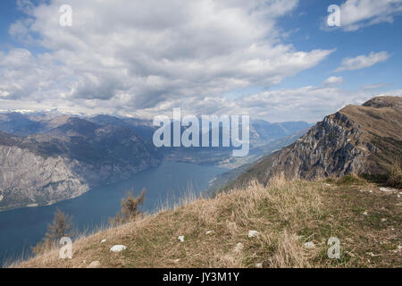 Blick auf den Lago di Garda aus Monte Baldo mit einer schönen bewölkter Himmel Stockfoto