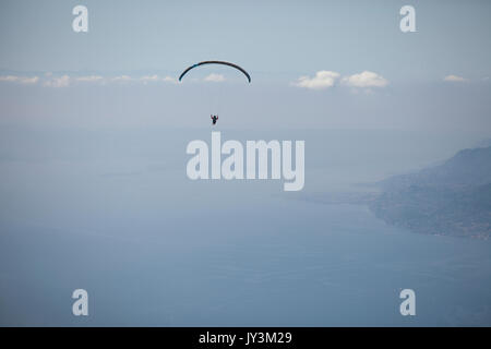 Paragliding über Monte Baldo und Gardasee Stockfoto