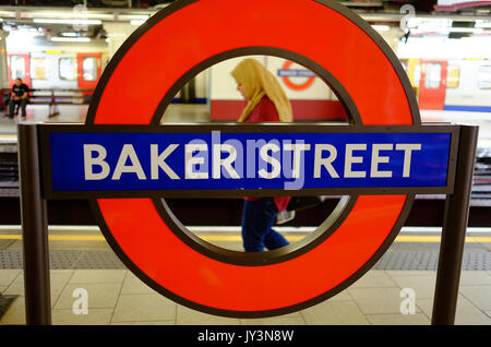 Eine britische Muslimin reist durch Baker Street Station, London Stockfoto