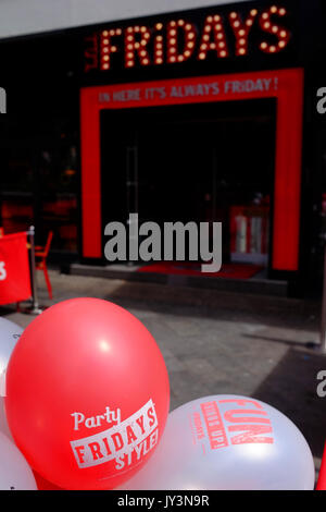 Die ausserhalb von TGI Fridays in Leicester Square in London. Stockfoto