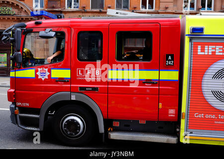 Feuerwehrwagen der Londoner Feuerwehr mit blauen Blitzlichtern