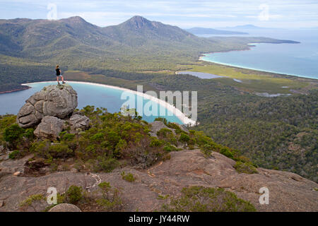 Wineglass Bay vom Gipfel des Mt Amos gesehen Stockfoto