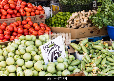 Großes Display mit frischem Gemüse zu einem Bauernmarkt Obststand in Kalifornien Stockfoto