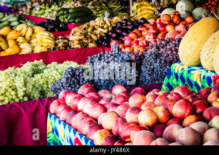 Eine bunte Anzeige von frischem Obst und Gemüse auf einer Straße Farmers Market Obststand in Kalifornien. Stockfoto