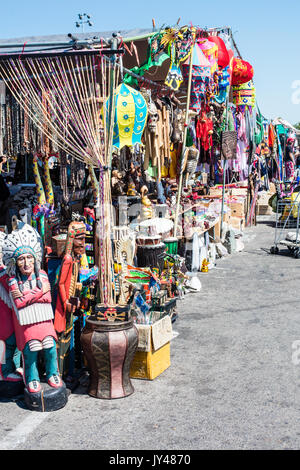 Bunte Flohmarkt Anbieter stand verkaufen viele verschiedene eklektische Elemente an einem Sommertag im Freien in Kalifornien. Stockfoto